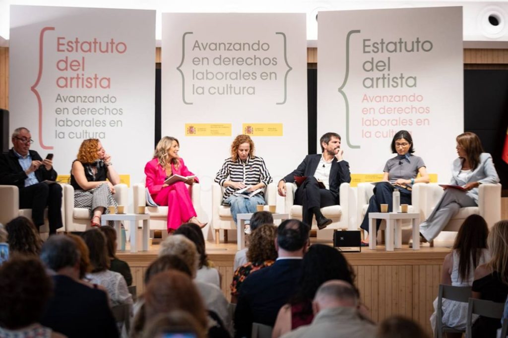 La vicepresidenta segunda del Gobierno y ministra de Trabajo, Yolanda Díaz, junto con el ministro de Cultura, Ernest Urtasun, han presentado los nuevos avances del Estatuto del Artista. El Gobierno tiene listo un real decreto que regulará el trabajo de menores en el ámbito artístico, pondrá coto al uso de la inteligencia artificial y la incorporación de manera obligatoria la figura de coordinación de intimidad en las escenas íntimas o sexuales